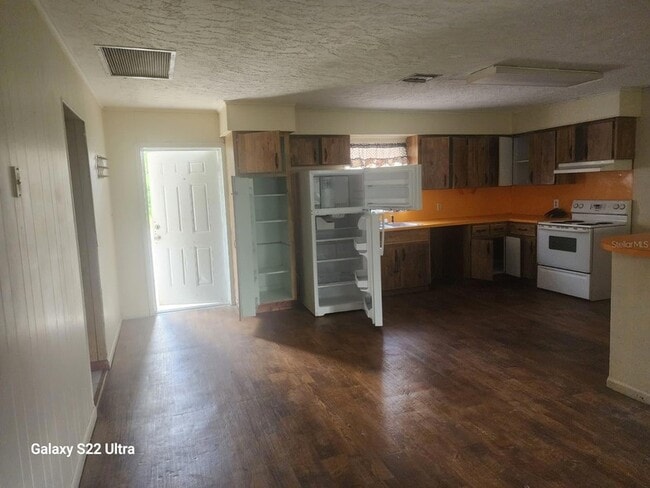 Building Photo - 1817 Los Pinos Rd