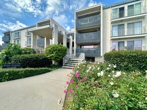 Building Photo - 4900 Rosehedge Dr