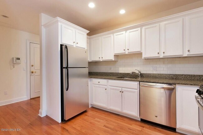 Foto del edificio - 2 E Elm St