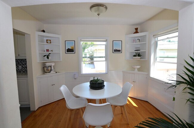 Foto del edificio - 2 Bedroom/1 Bath Unfurnished Back house 2nd floor