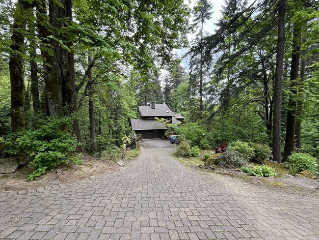 Foto del edificio - One-of-a-Kind Custom Home with Wall of Windows, Stone Fireplaces, Expansive Entertainment Space &...