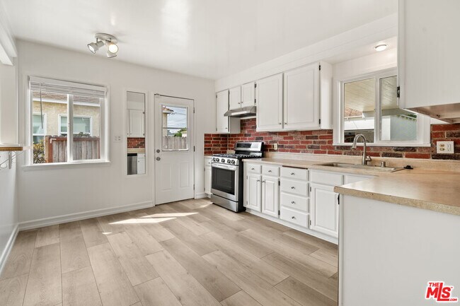 Foto del edificio - 7869 Croydon Ave