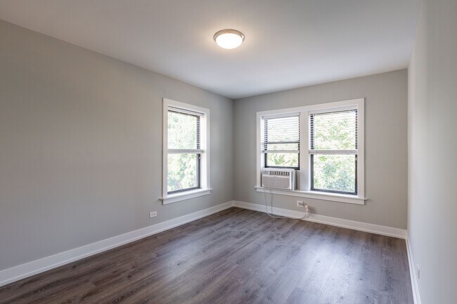 Building Photo - 709 W Brompton Ave
