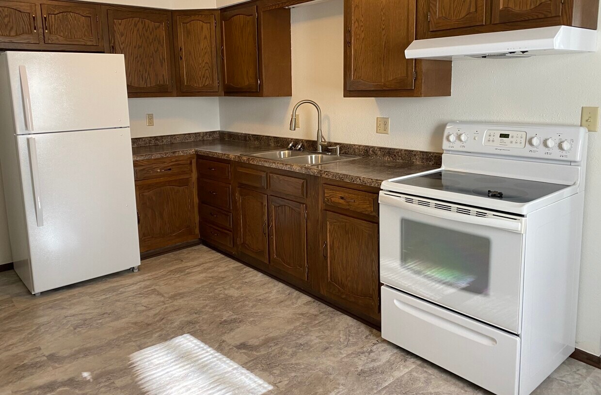 Primary Photo - 1212 Elm Hills Blvd