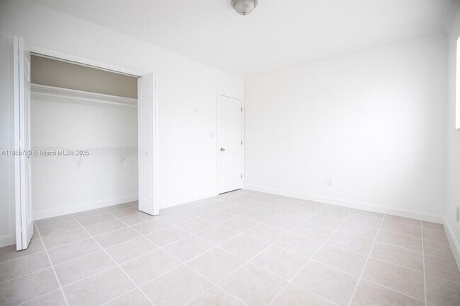 Foto del edificio - 7315 Byron Ave