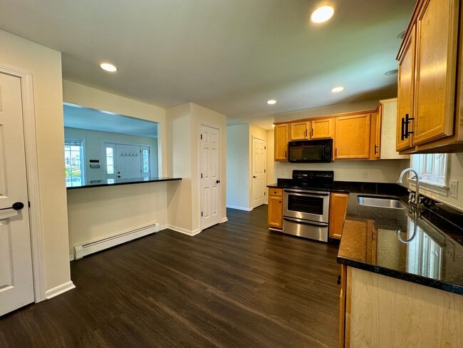 Building Photo - South Portland 3BD/2.5BA Parkway Pines Tow...