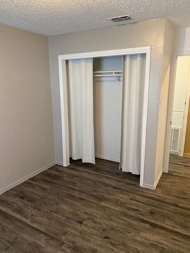 Building Photo - Quaint Duplex Home