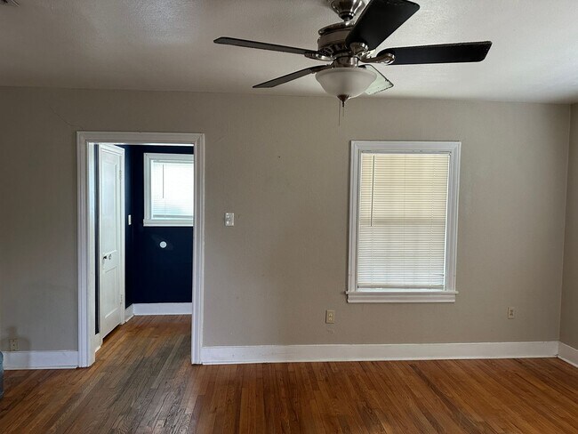 Foto del edificio - Bryan - 2 bedroom / 1 bath house / back & ...