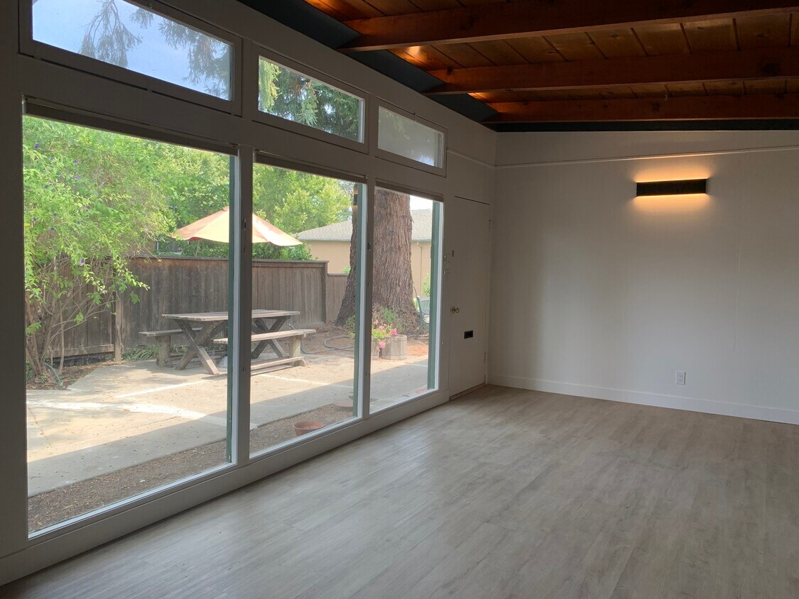 Foto principal - 2134 Wellesley St