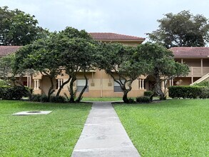 Building Photo - 4799 Via Palm Lakes