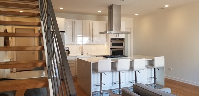 Building Photo - 957 W 35th Pl