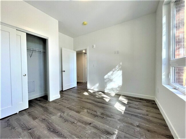 Building Photo - 302 Broadway