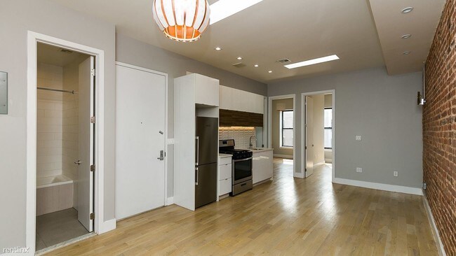 Building Photo - 4 br, 2 bath Apartment - 1212 Rogers Ave
