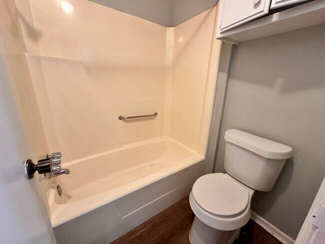 Foto del edificio - 2 Bedroom, 2 Bathroom Unit in Quiet Cul-de...