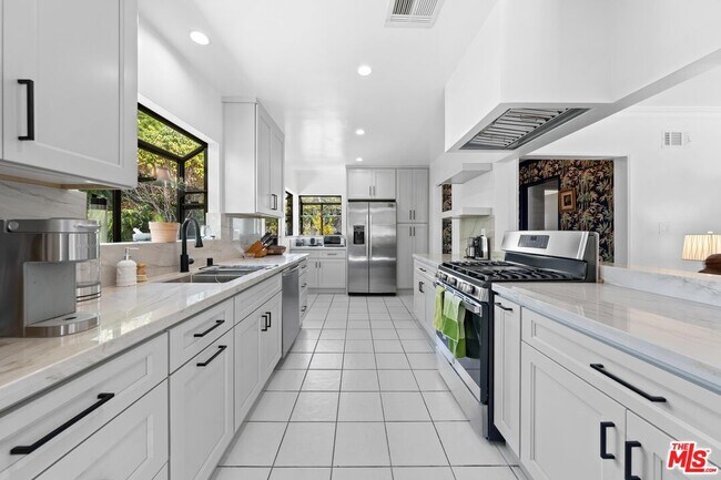 Foto del edificio - 7449 Kentwood Ave
