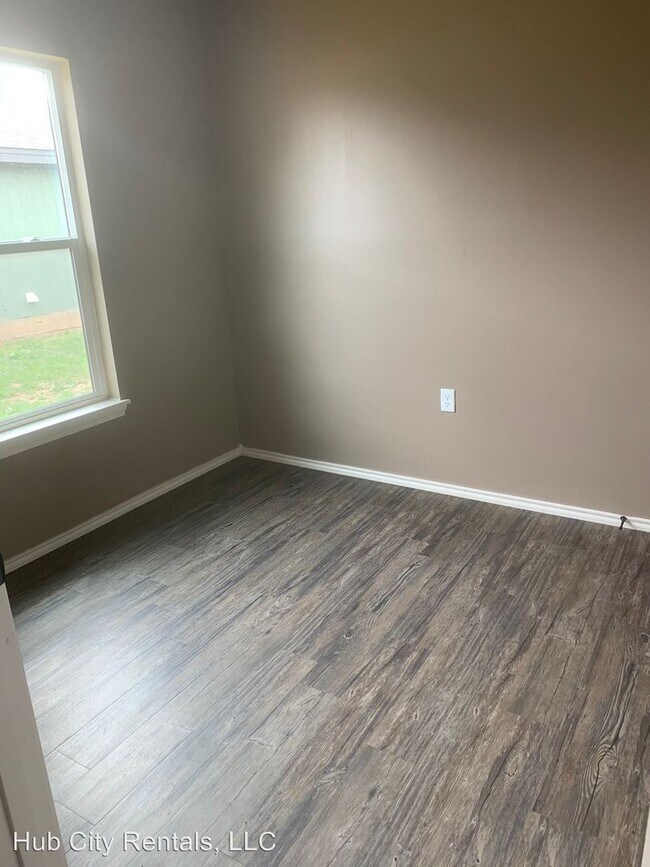 Building Photo - 3 br, 1 bath Apartment - 2809 East 2nd Street