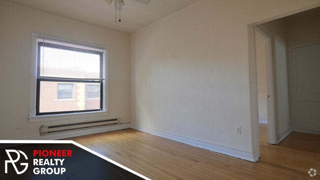 Building Photo - 813 W Waveland Ave