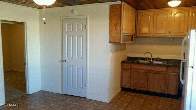 Building Photo - 623 S Country Club Dr