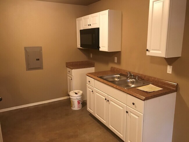 Building Photo - Newer construction home!