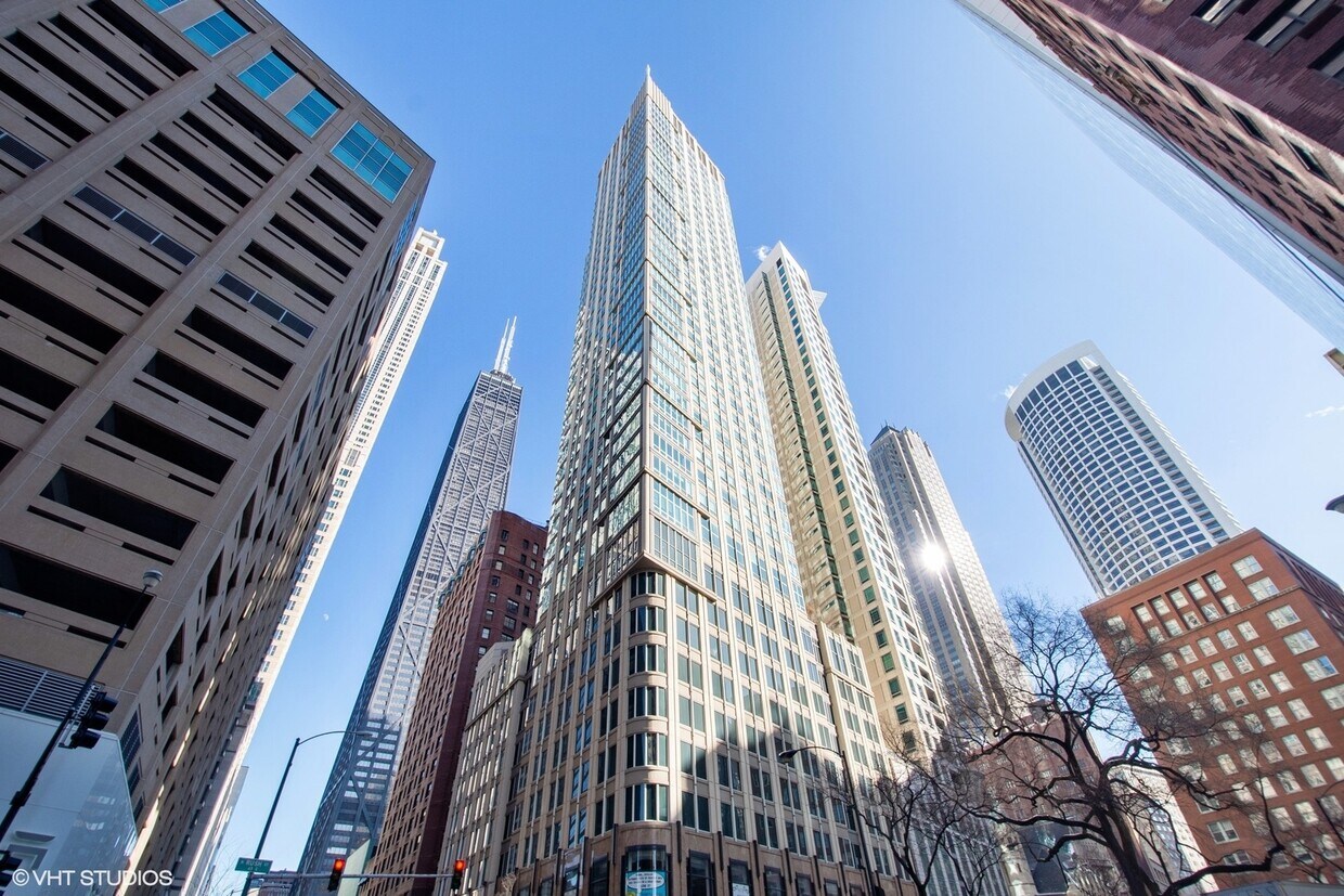 Foto principal - 57 E Delaware Pl