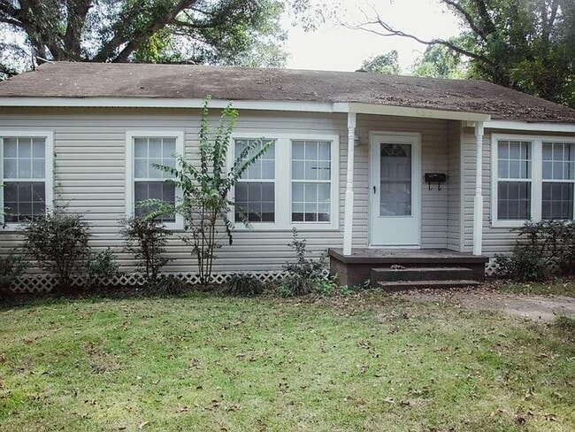 Building Photo - This spacious property offers a comfortabl...