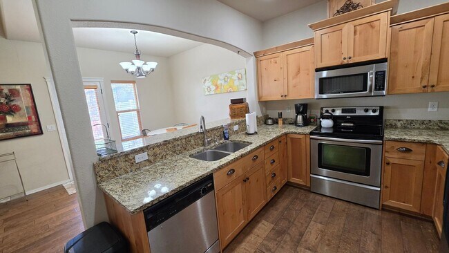 Foto del edificio - Beautiful home in quiet Pine Tree Village Community neighborhood