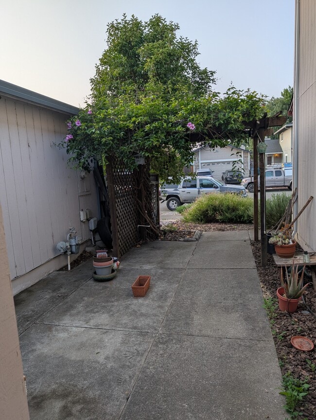 Building Photo - 991 Stanislaus Way