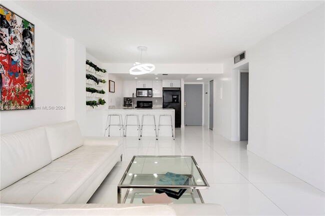 Foto del edificio - 600 NE 36th St