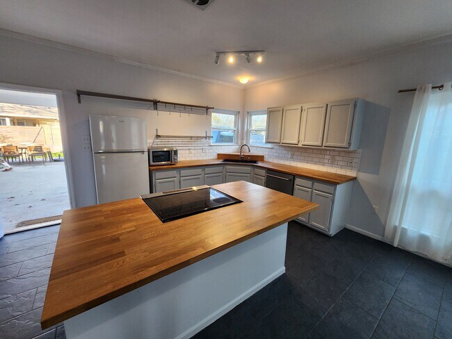 Building Photo - 777 Hadley Dr