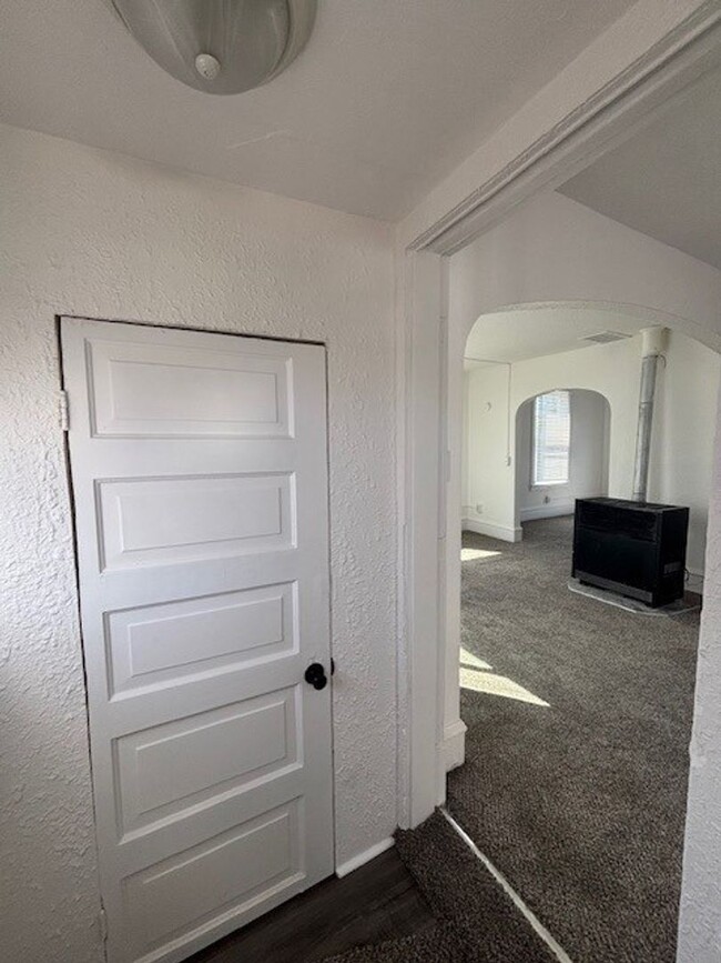 Building Photo - 2 Bed 1 Bath Updated Home