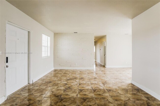 Building Photo - 900 NW 199th St