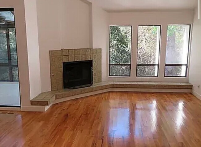 Building Photo - Santa Cruz Townhome Near UCSC!