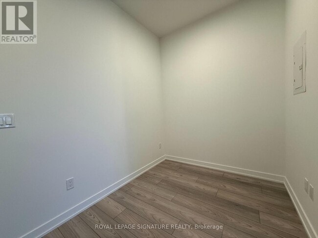 Building Photo - 1007 The Queensway