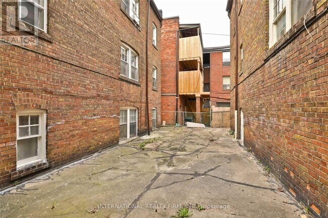 Building Photo - 1094-1094 College St