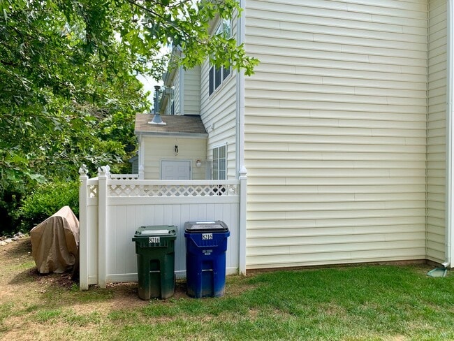Building Photo - 2 Bed | 2.5 Bath End Unit Townhome in Rale...