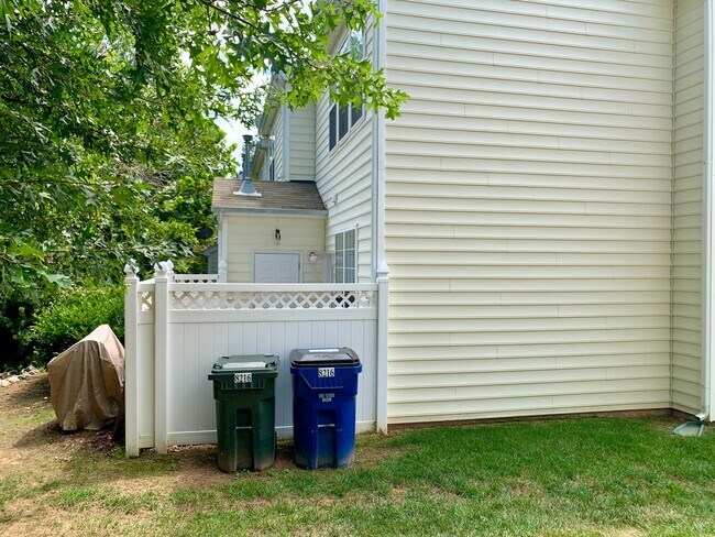 Foto del edificio - 2 Bed | 2.5 Bath End Unit Townhome in Rale...