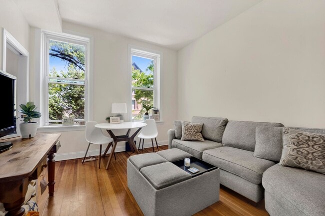 Photo - TONS OF LIGHT 2 BED IN BUCKTOWN! -- AVAILABLE 8/1! Apartment