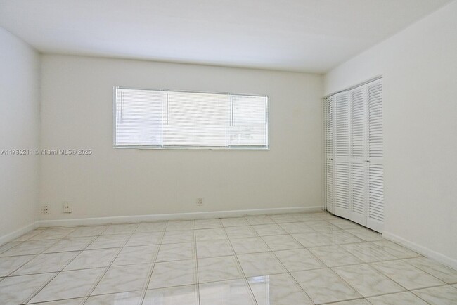 Foto del edificio - 270 Layne Blvd