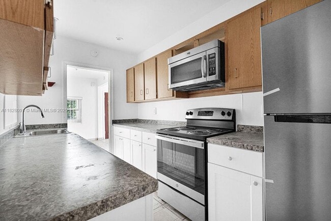 Building Photo - 1400 NE 173rd St