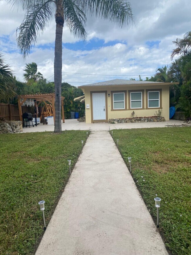 Building Photo - 135 Hawthorne Dr