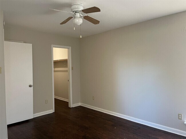Building Photo - 7715 Rolling Ridge Dr