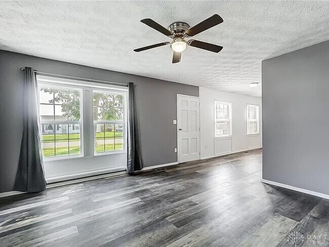 Foto del edificio - 393 Ridgebury Dr