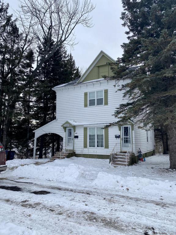 Building Photo - 406 E 9th St