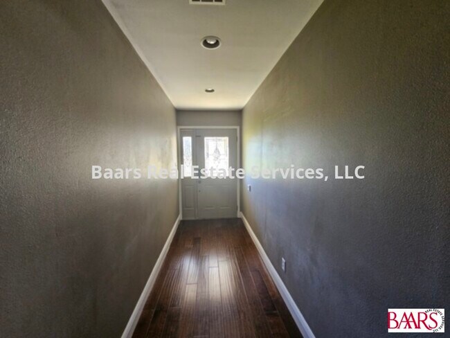 Foto del edificio - READY FOR MOVE IN!!