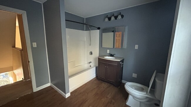 Foto del edificio - Newly updated, bright and spacious 2 bed/1...