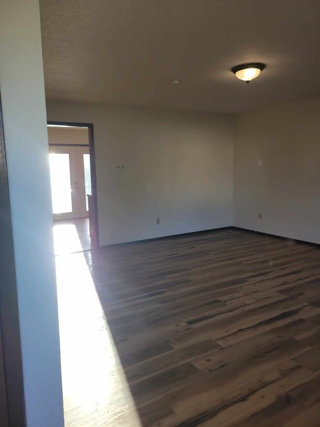 Building Photo - 3 bedroom 1.5 bathroom townhouse for rent