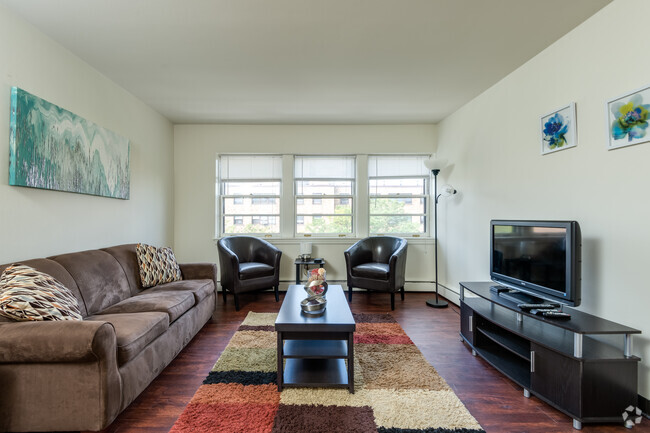 1 BR, 1 BA - 510SF - Lake Crest