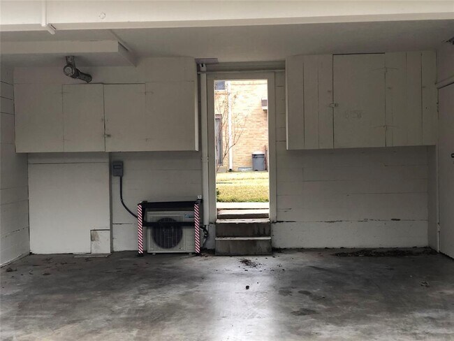 Building Photo - 6117 Bandera Ave