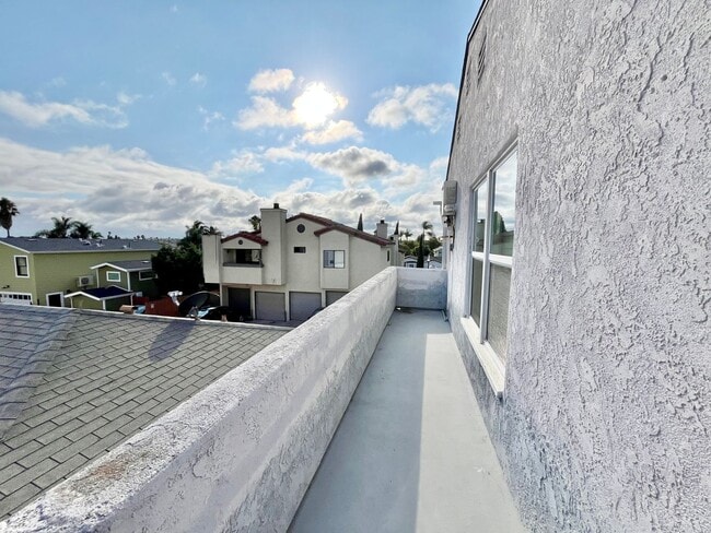 Building Photo - Upstairs 1 Bedroom Available with A/C in G...