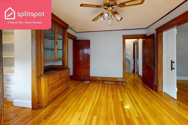 Building Photo - Private room in 6 bedroom Arlington Apartm...